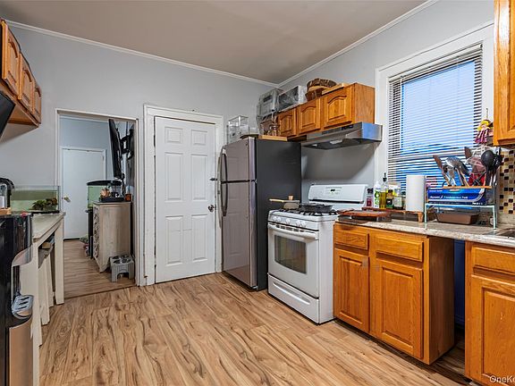 4th image of 1060 Midland Street
