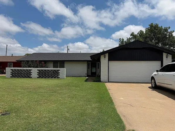 113 N Phillips St, Okeene, OK 73763