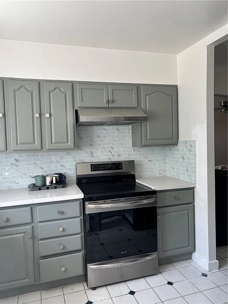 3 bed, 2.5 bath, 1572 sqft, $4,200 — Photo 2