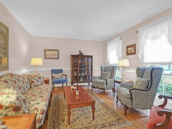 5th image of 205 Seven Oaks Ln