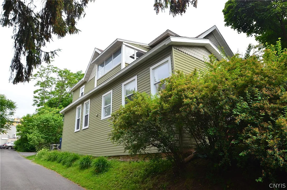 2 bed, 1.0 bath, 1742 sqft, $1,750 — Photo 1
