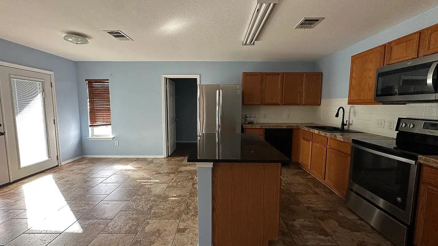 4 bed, 2.5 bath, 2652 sqft, $1,949 — Photo 4