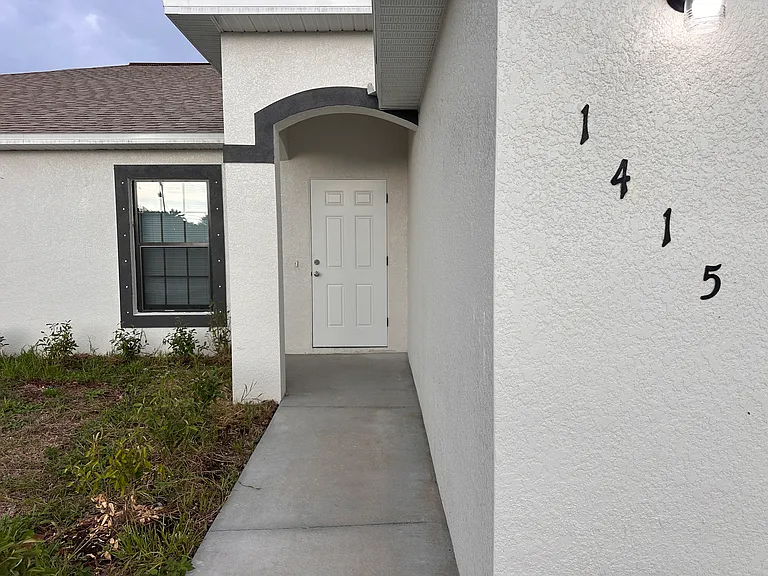 1415 NE 8th Pl — Photo 2