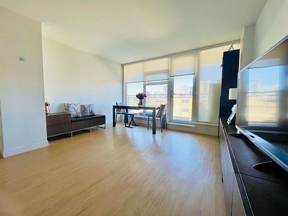 3rd image of 188 Keefer St #802
