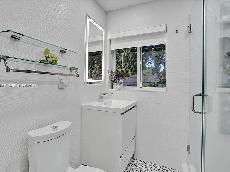 213 NE 43rd St — Photo 33