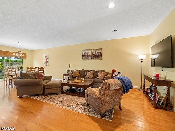 4th image of 6 Hancock Dr