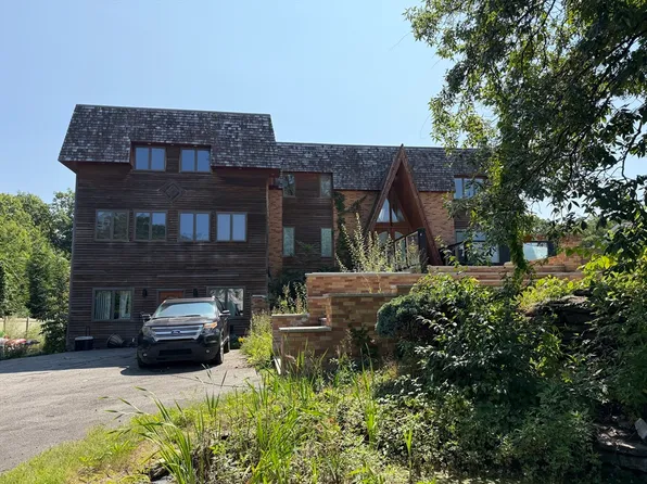 12 Oakridge Dr, Saugus, MA 01906