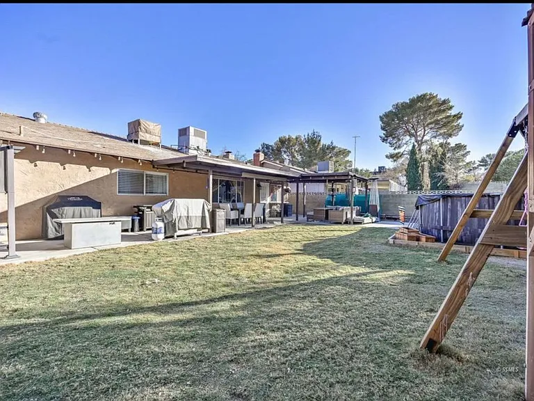 1019 Peg St — Photo 2