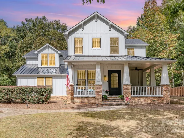 1612 Autumn Gold Ct, Matthews, NC 28104