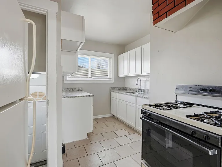 1301 E Muir Ave — Photo 4
