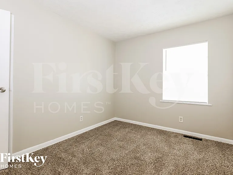 568 Dixon Rd — Photo 12
