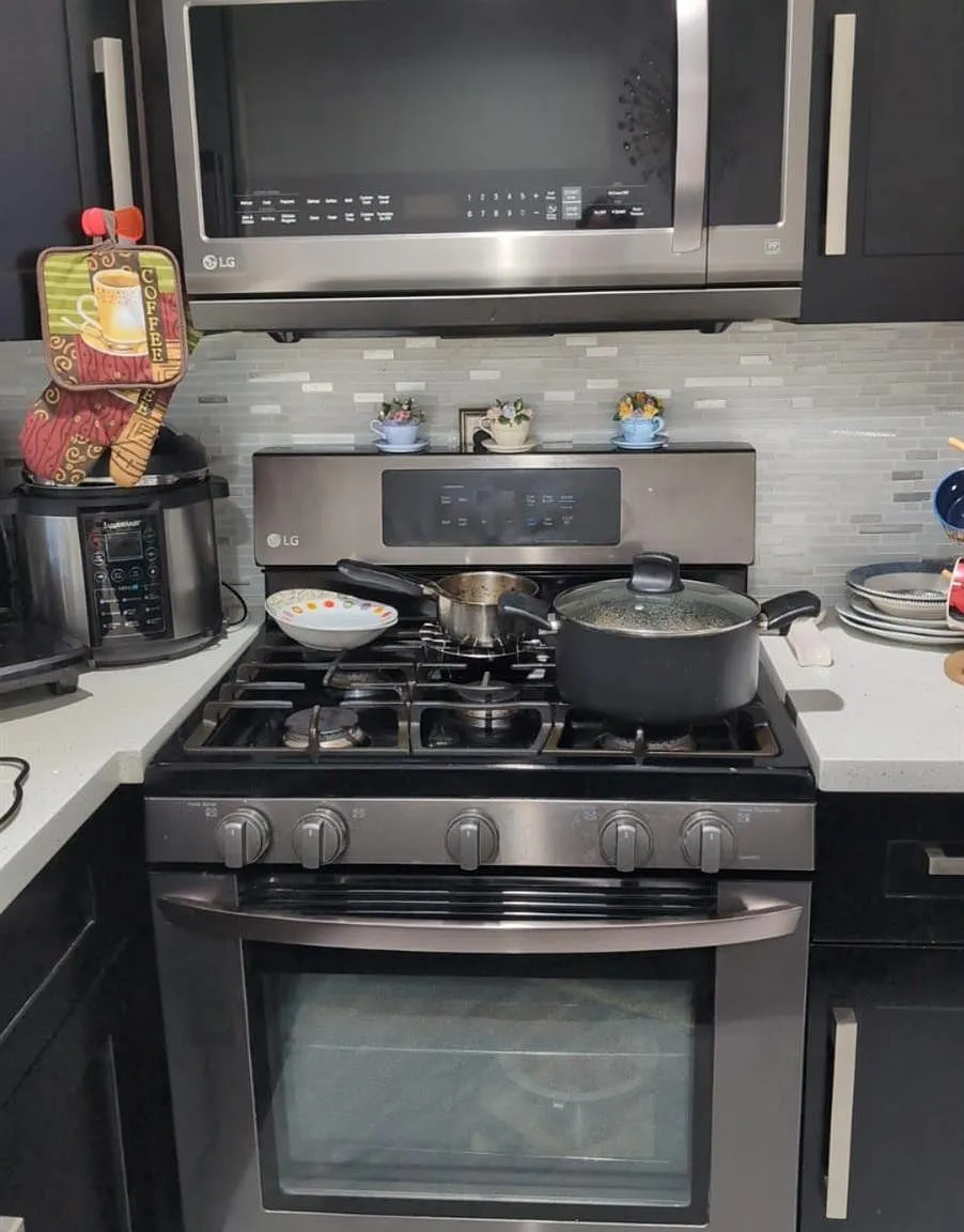3 bed, 1.0 bath, 798 sqft, $2,300 — Photo 4