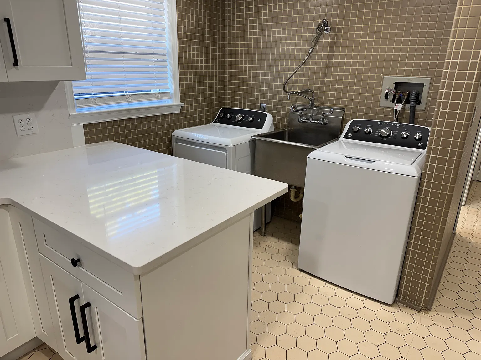 2 bed, 1960 sqft, $2,050 — Photo 4