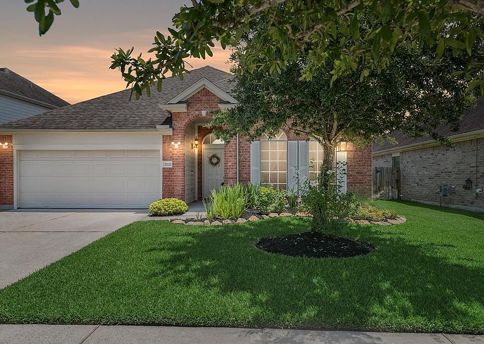 Well-maintained and Lightly lived-in, this gem has received lots of TLC from its original owners. High school children now attend the BRAND NEW Grand Oaks High School!