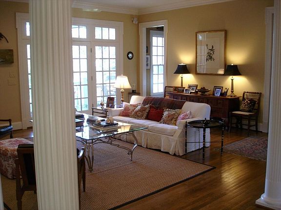 10' ceilings, hardwoods, extensive moldings