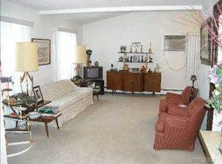 10 Fraser Pl, Valley Stream, NY 11581