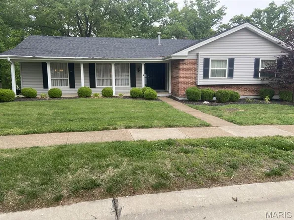 835 Bergquist Dr, Ballwin, MO 63011