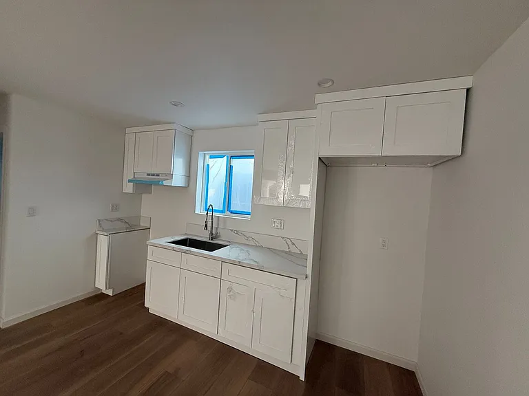 6215 Templeton St — Photo 3