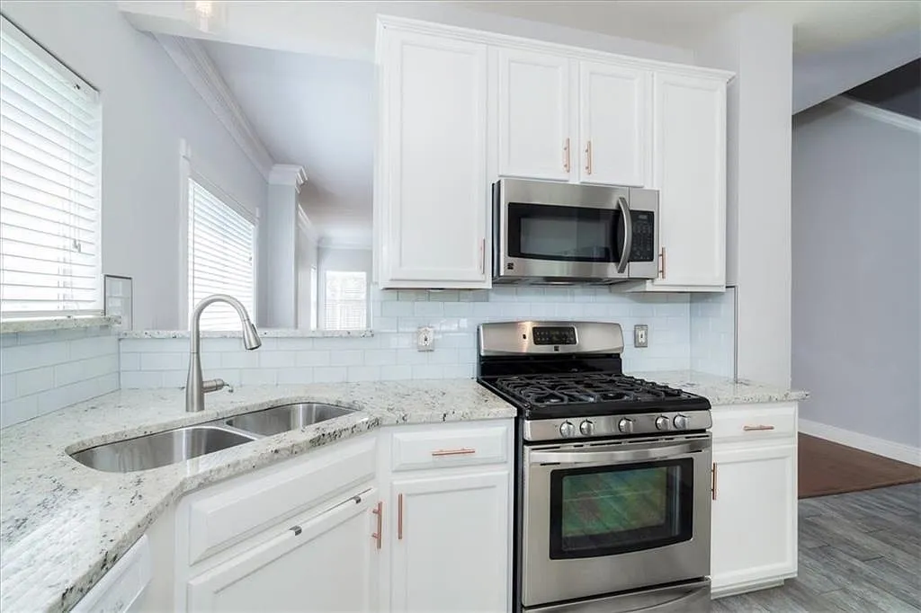 5 bed, 3.5 bath, 2702 sqft, $3,295 — Photo 4