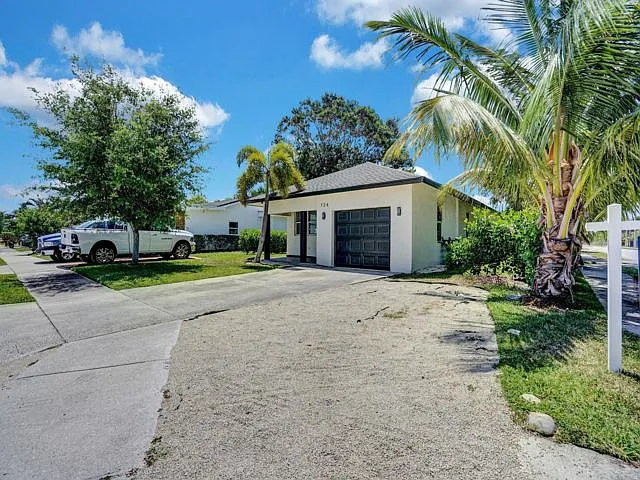 724 SW 9th St — Photo 18
