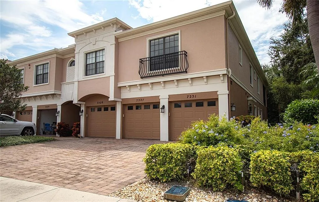3 bed, 2.5 bath, 1277 sqft, $2,150 — Photo 3