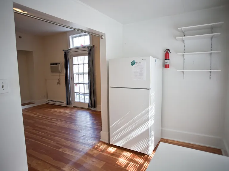 639 N Columbia St #D — Photo 4