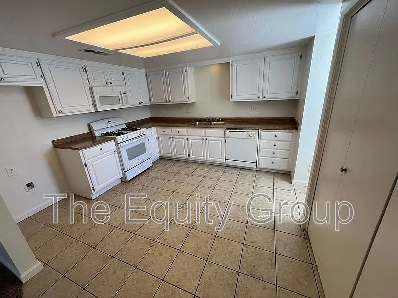 2 bed, 1.0 bath, 877 sqft, $1,340 — Photo 4