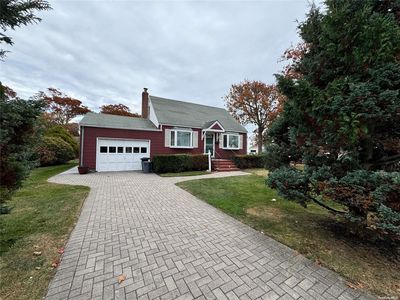 388 S Erie Avenue, Lindenhurst, NY, 11757
