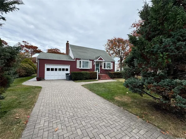 388 S Erie Avenue, Lindenhurst, NY 11757