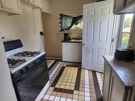 4th image of 301 E Euclid Ave