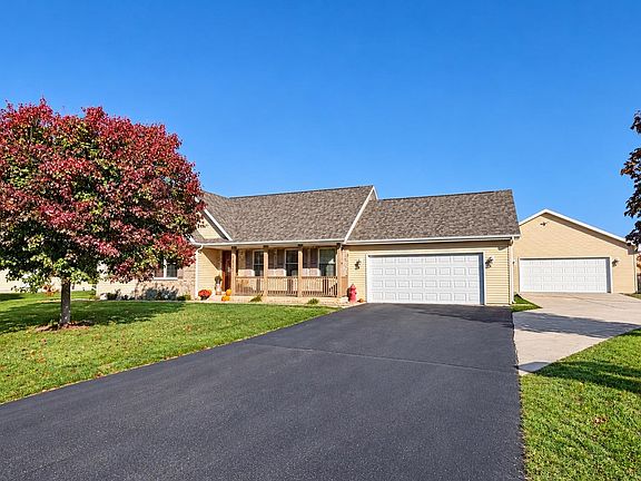 3rd image of 1011 E Whippoorwill Way
