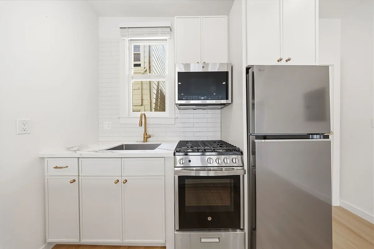 Building Photo - 1085 Washington St #201