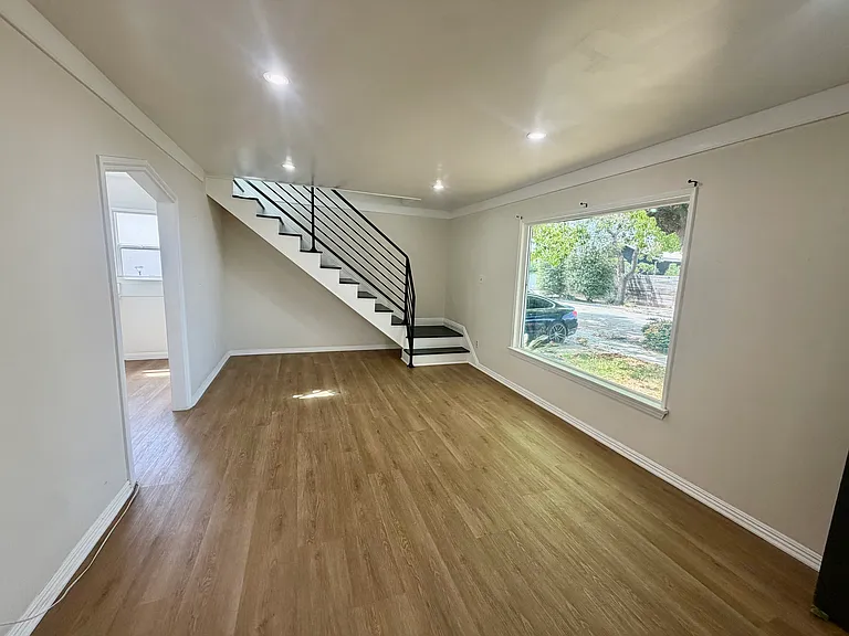 312 E Peace St — Photo 1