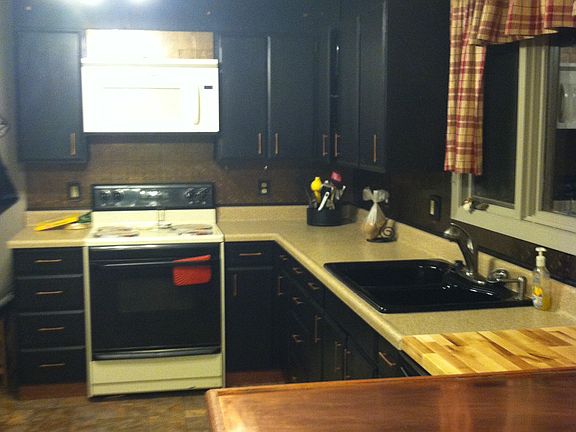 Kitchen.  Appliances remain
