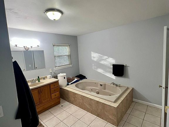 4th image of 140 Armstrong Loop