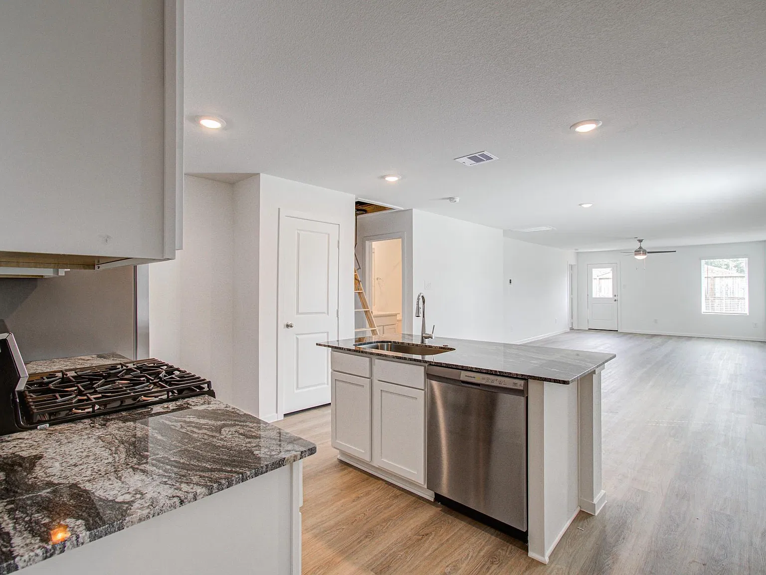 3 bed, 2.0 bath, 1434 sqft, $2,095 — Photo 2