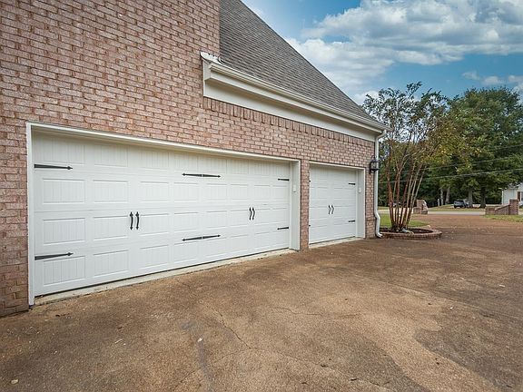 3rd image of 900 Estate Dr