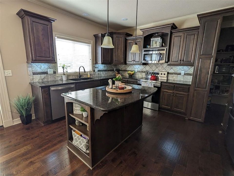 2nd image of 1521 SW Whistle Dr