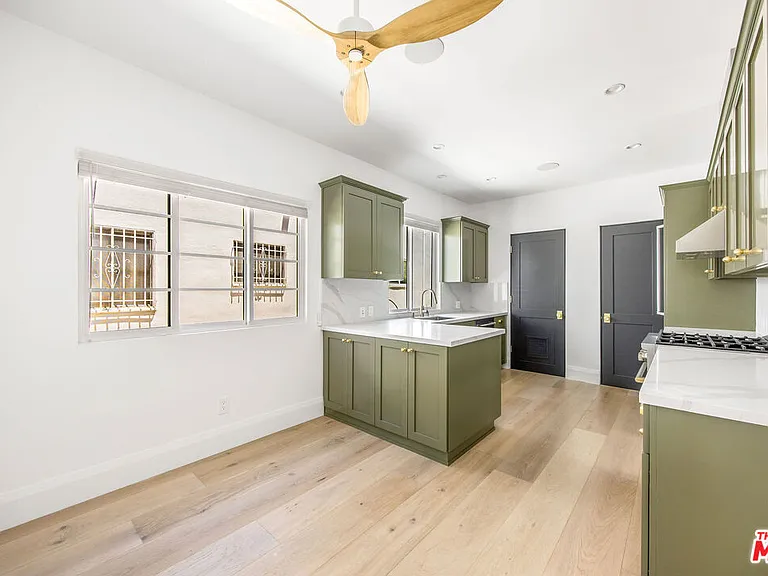 107 S Flores St #1/2 — Photo 7