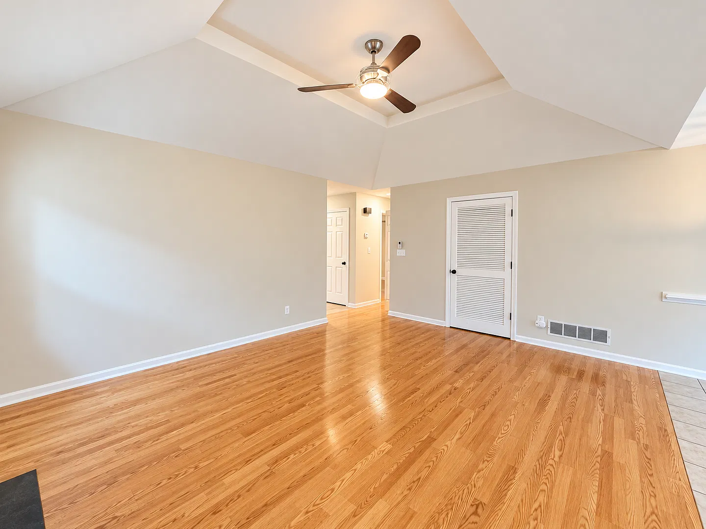 Charming 2-Bedroom Home with Attached Garage & Fenced Backyard in Louisville! — Photo 4