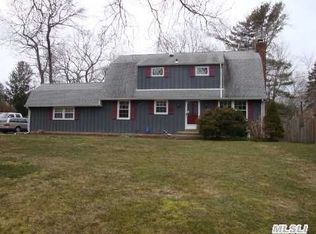 14 King Arthurs Ct, Saint James, NY 11780