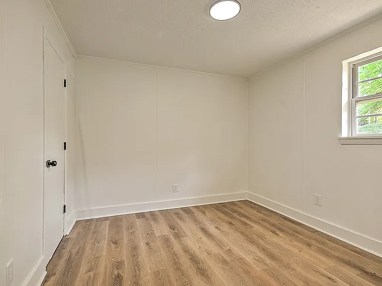 718 W G St — Photo 9