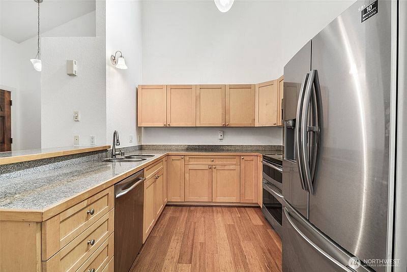 4th image of 12037 100th Avenue NE #206