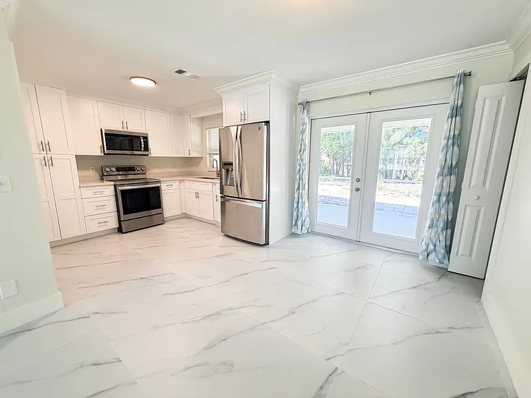 18600 Miami Blvd — Photo 12