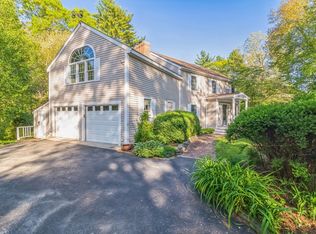 4 Stuart Rd, Rochester, MA 02770