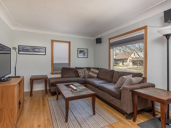 4th image of 831 Burke Ave NE