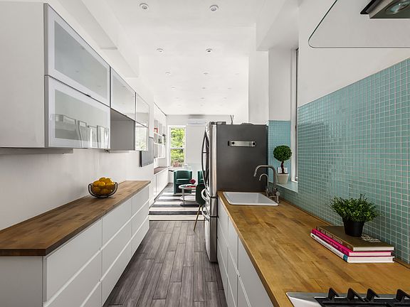 3rd image of 325 W 21st St APT 3