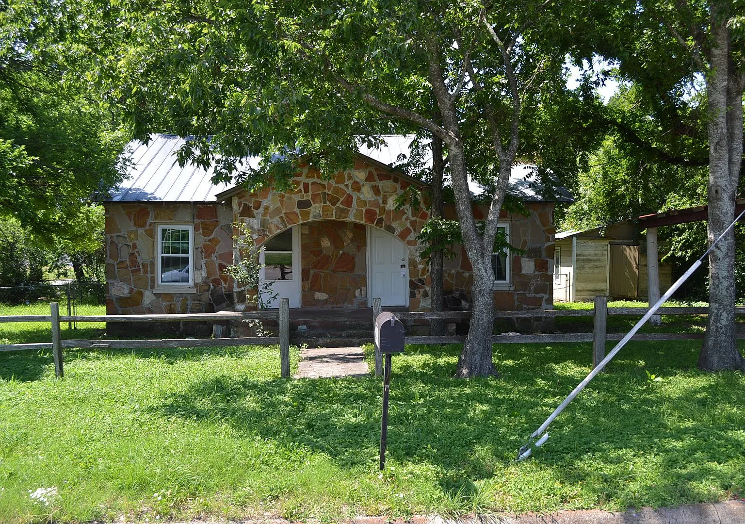 Charming 2 Bed/ 1 Bath Coming Soon — Photo 1