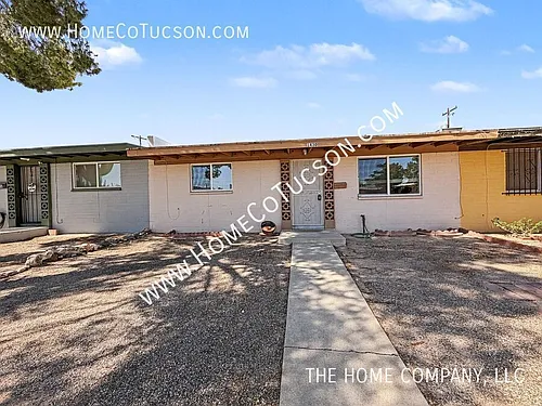 1430 E Iowa Dr Photo 1