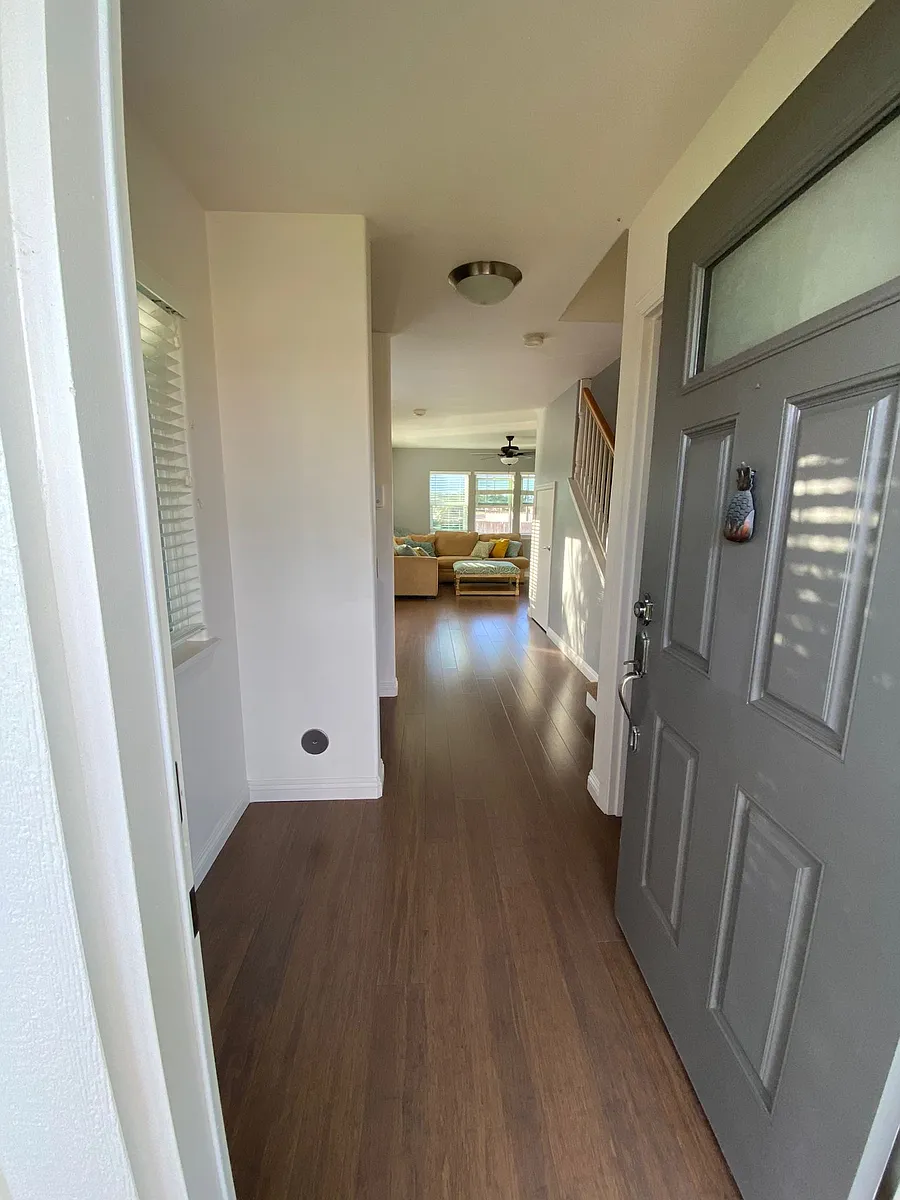 Front door entrance and foyer - 15 Meheu Cir